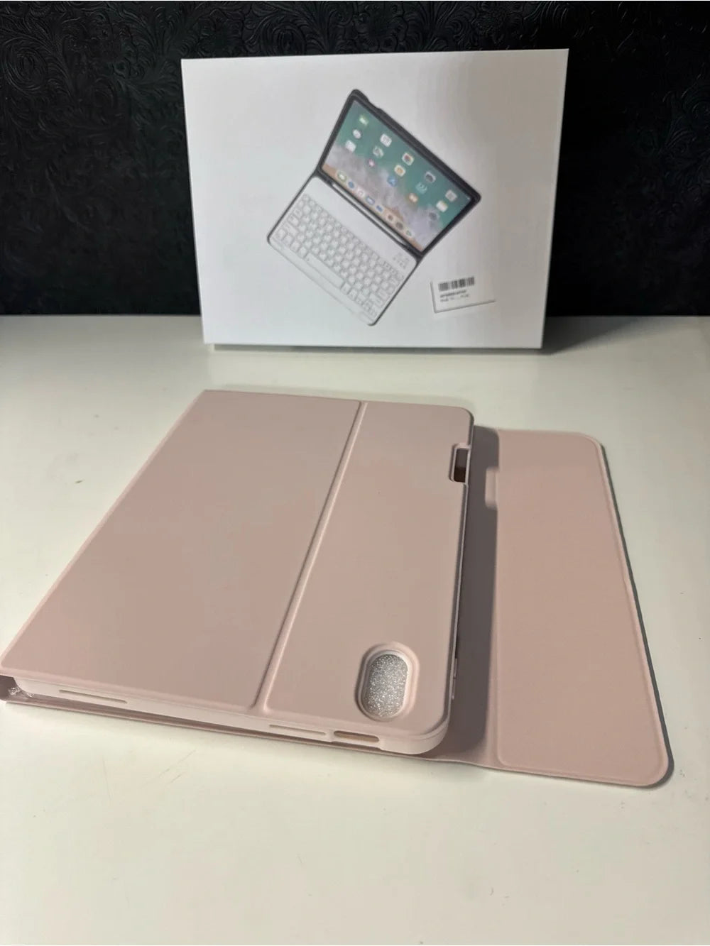 iPad Wireless Keyboard Case Featuring Built-in Trackpad and Detachable Mag Cover (New)
